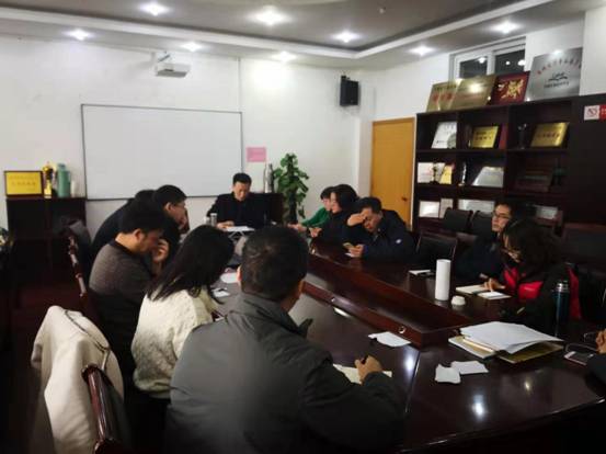 图片包含 室内, 天花板, 人员, 墙壁描述已自动生成