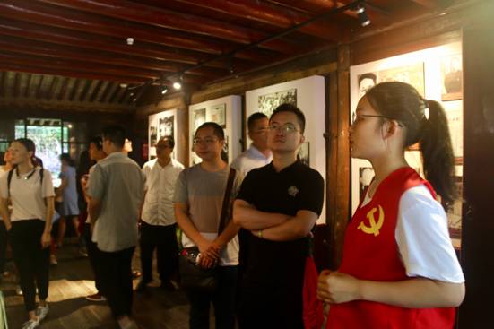 ”追寻革命印迹，情系红色鄞州“体育博彩
寻迹小分队-故居讲解